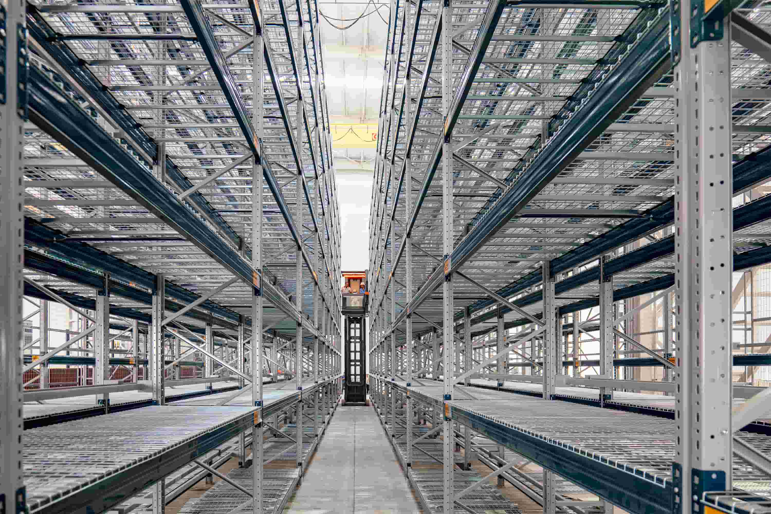 Maximizando o armazenamento em altura: a vantagem técnica da empilhadeira trilateral VUE VNA de 1,75 m guiada por fio