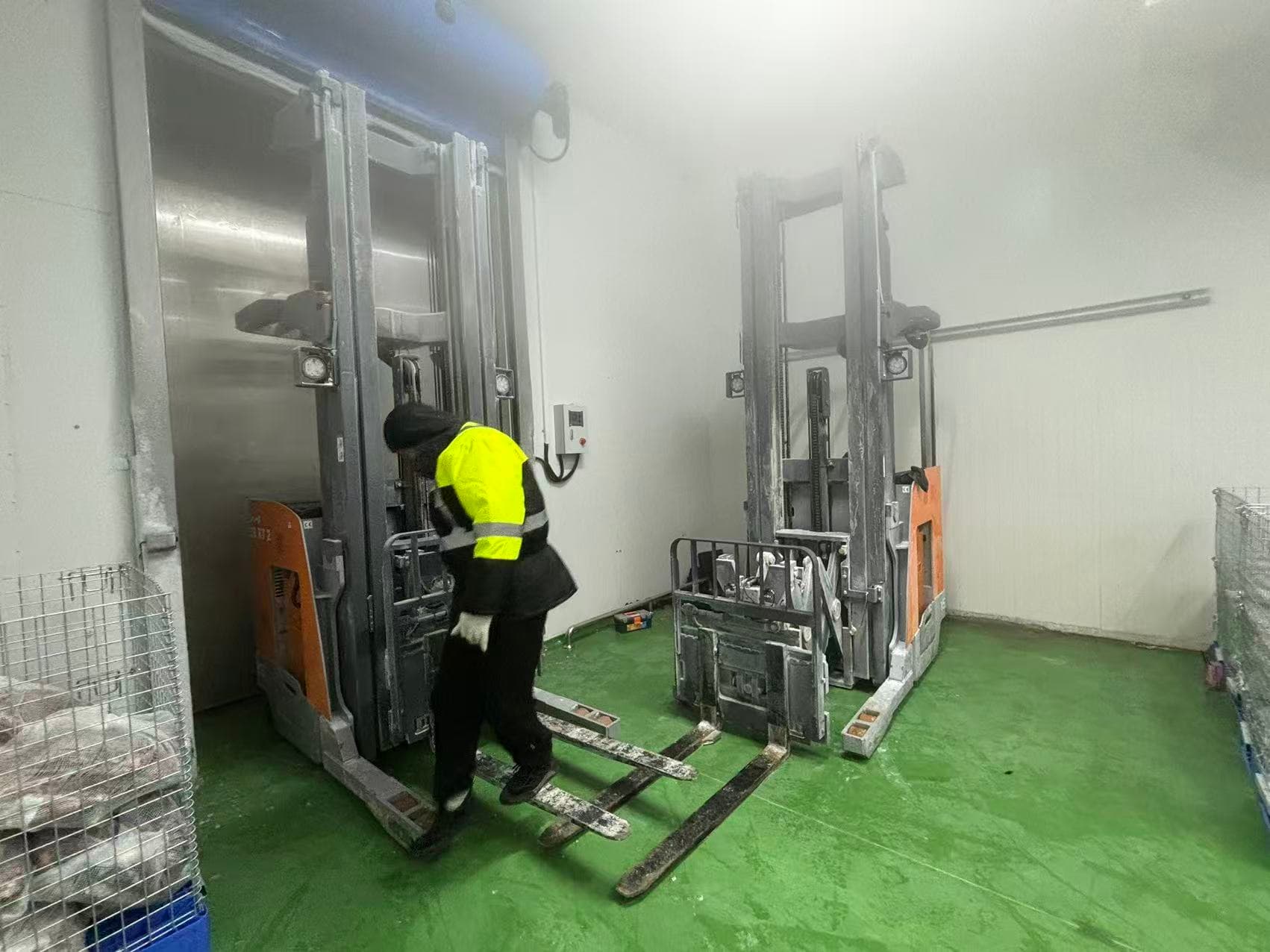 Aplicação bem-sucedida em câmara fria no Sri Lanka | Zowell Electric Reach Truck & Electric Stacker entregam excelente desempenho