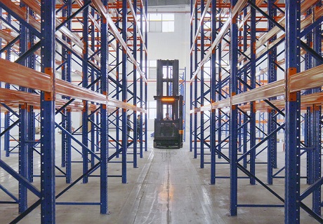 Corredores estreitos de apenas 1,75 m: a empilhadeira Zowell Man-Up VNA oferece um avanço duplo em capacidade de armazenamento e eficiência de separação de pedidos para armazéns de ingredientes de sabor.