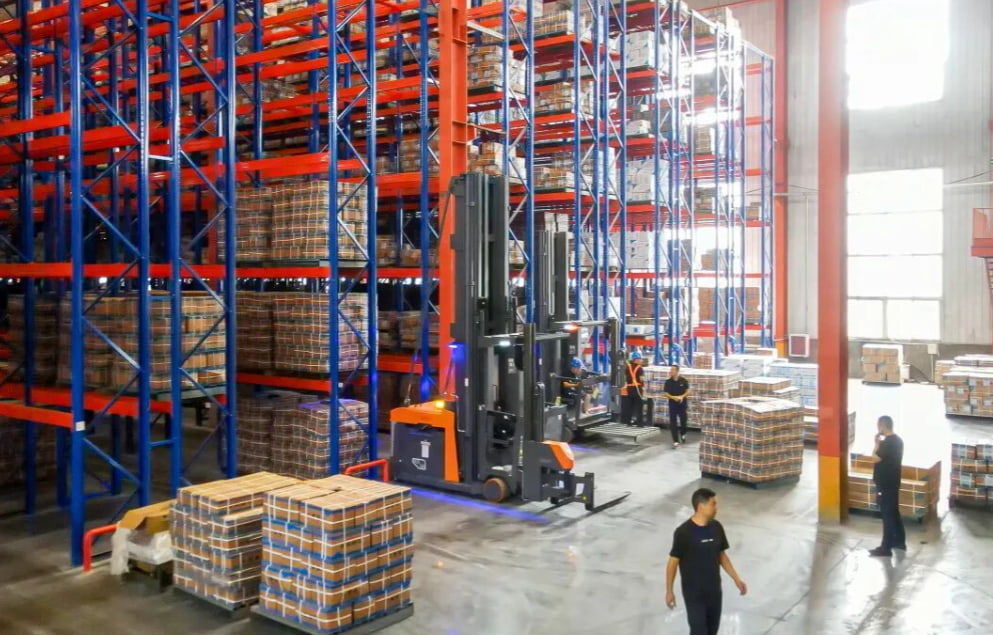 Prontas para entrega: empilhadeiras Zowell encomendadas por clientes saem da linha de produção