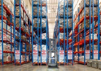 As empilhadeiras de torre VNA Man-Up permitem o armazenamento de alta densidade de 13 m para um fabricante líder de temperos.